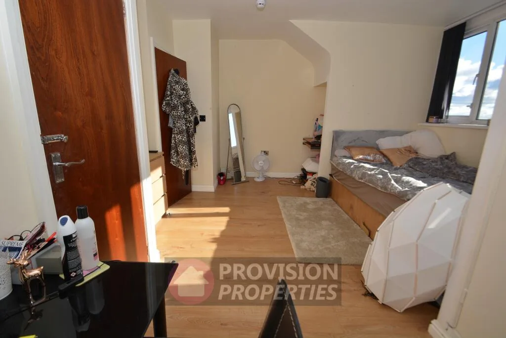 5 bedroom end of terrace house for rent