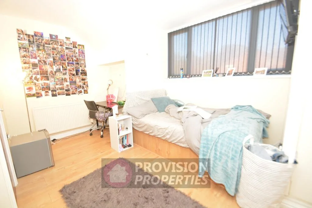 5 bedroom end of terrace house for rent