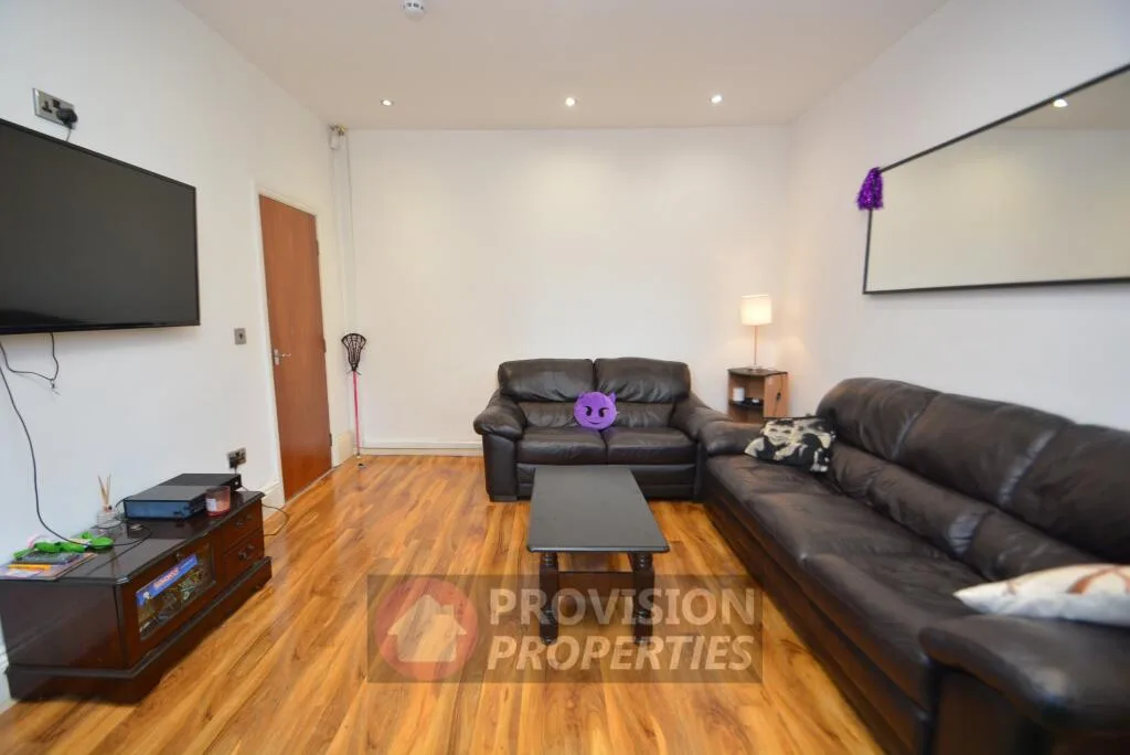 5 bedroom end of terrace house for rent