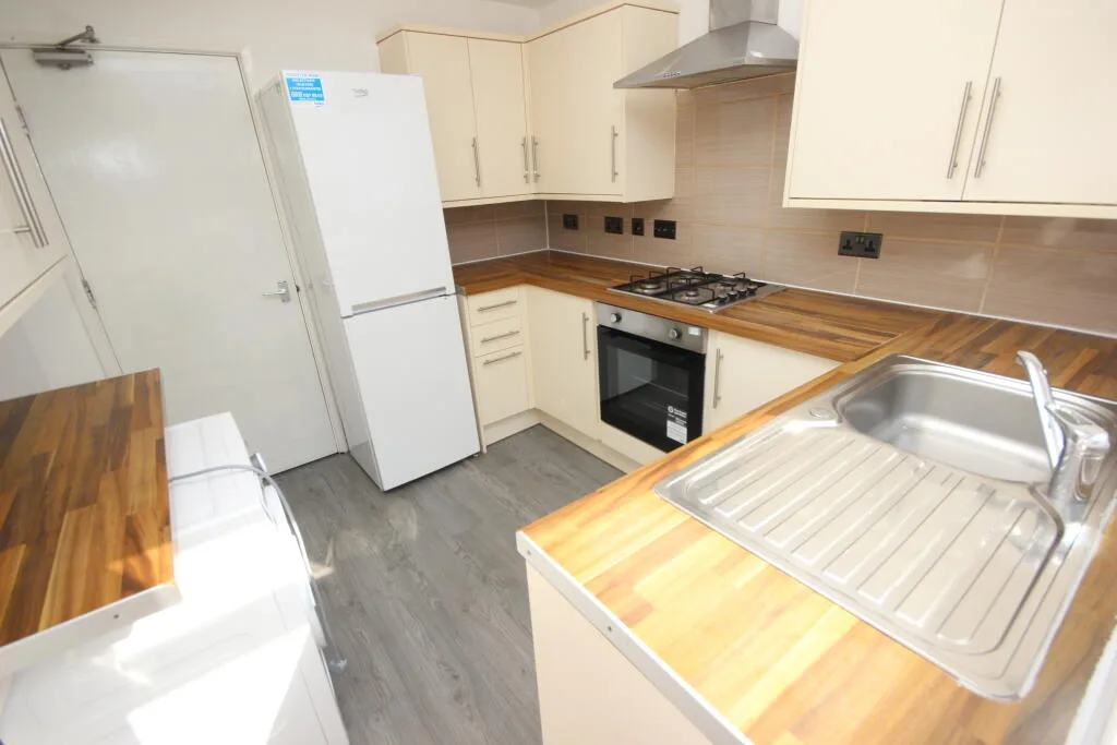 5 bedroom terraced house for rent