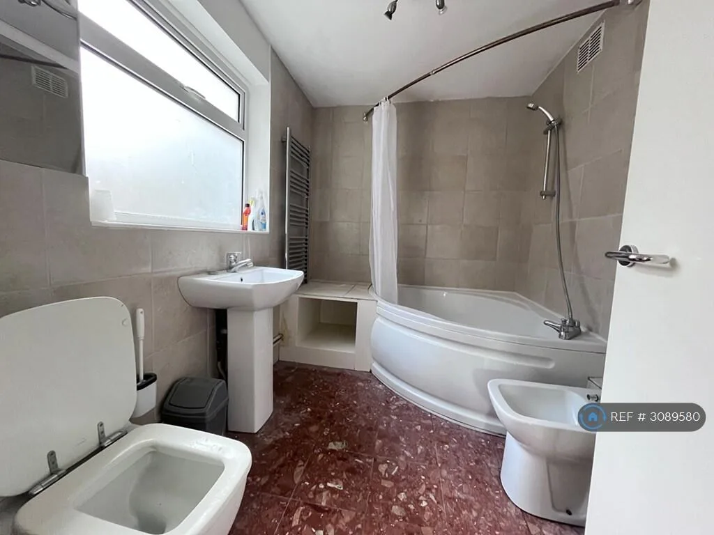 3 bedroom end of terrace house for rent