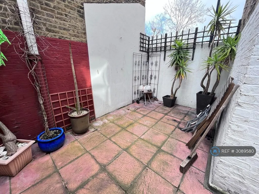 3 bedroom end of terrace house for rent