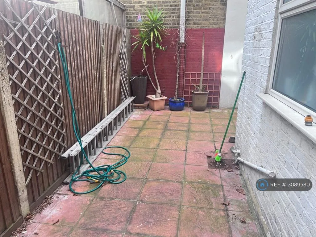 3 bedroom end of terrace house for rent