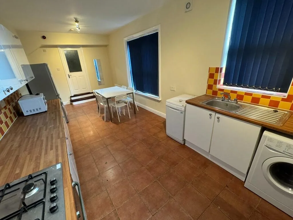 6 bedroom terraced house for rent