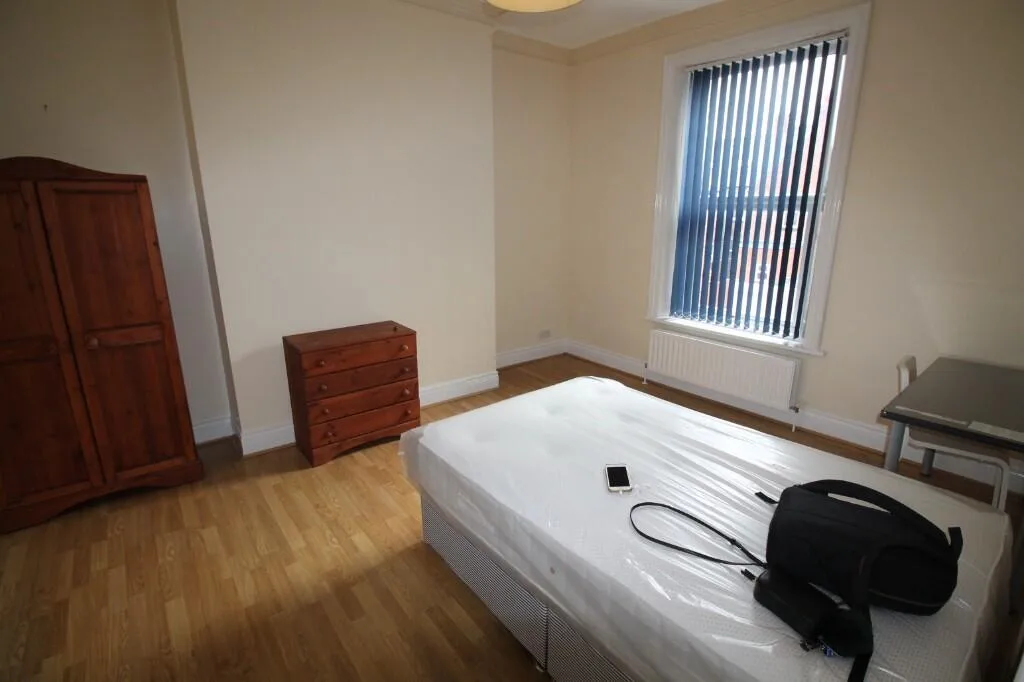 6 bedroom terraced house for rent