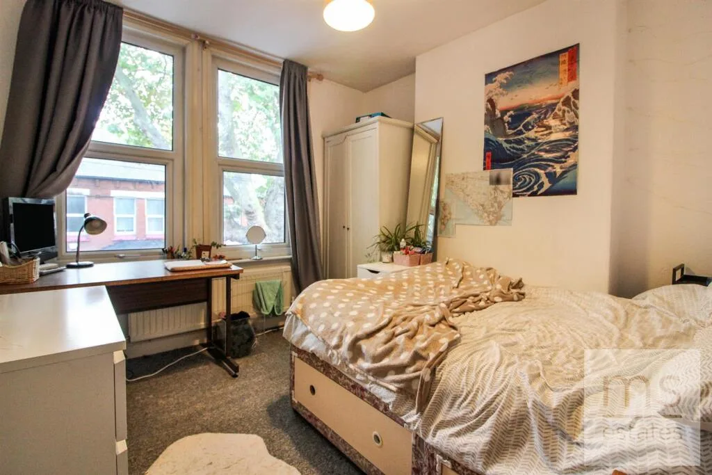 5 bedroom semi-detached house for rent