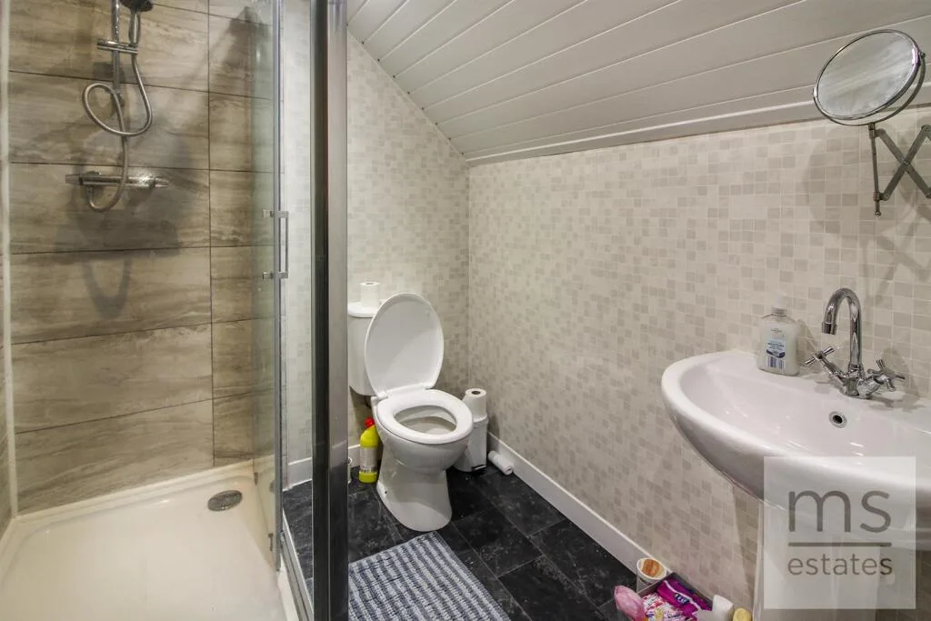 5 bedroom semi-detached house for rent