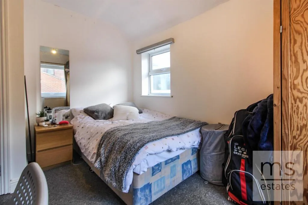 5 bedroom semi-detached house for rent