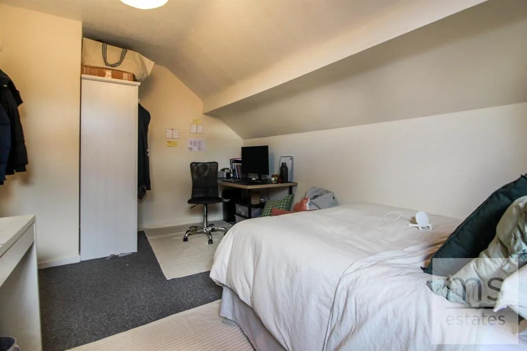 5 bedroom semi-detached house for rent