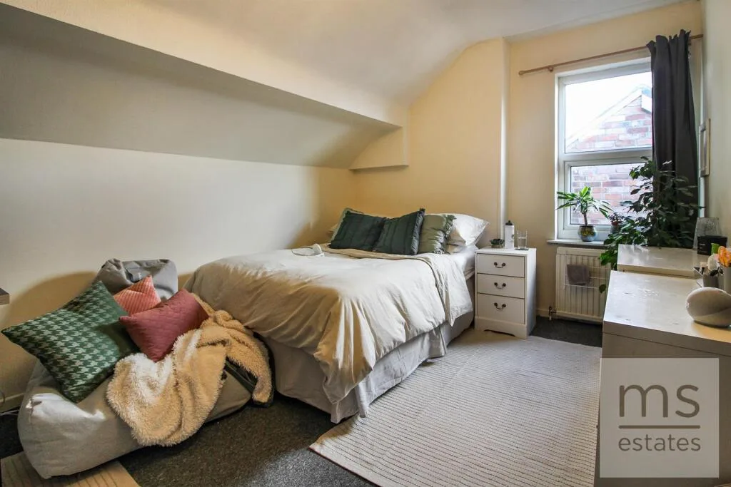 5 bedroom semi-detached house for rent