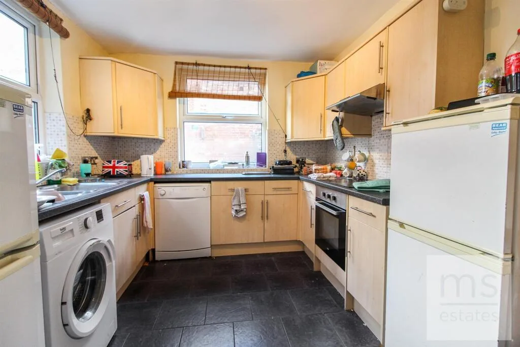 5 bedroom semi-detached house for rent