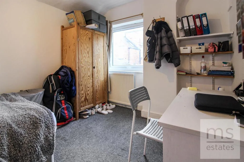 5 bedroom semi-detached house for rent