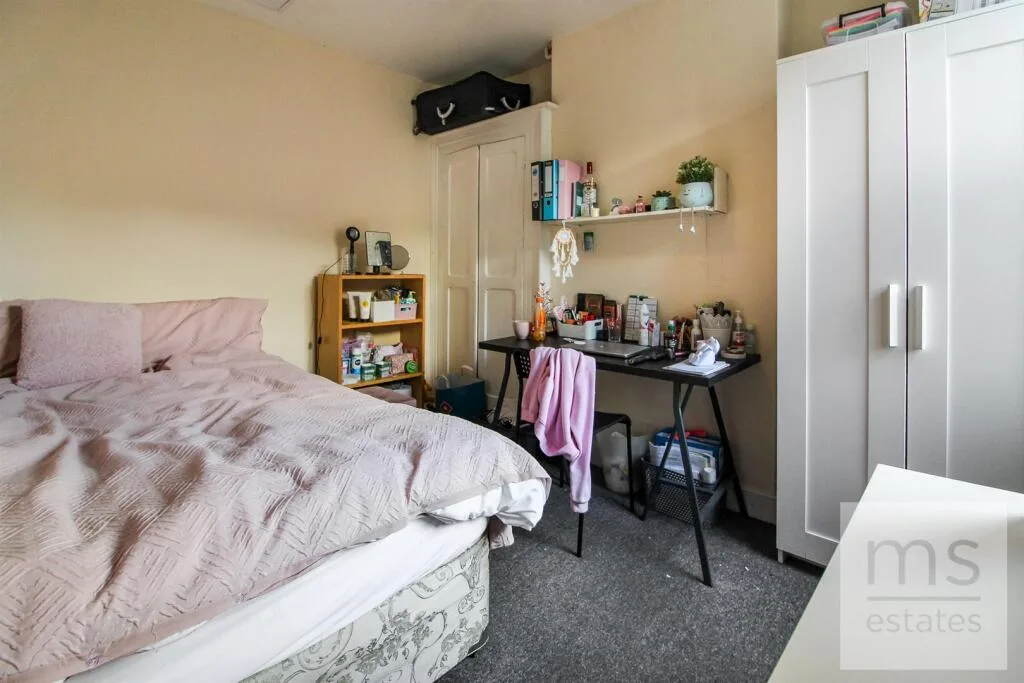 5 bedroom semi-detached house for rent