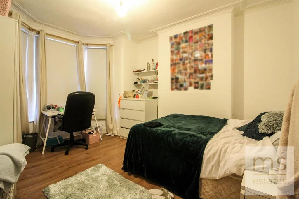 5 bedroom semi-detached house for rent