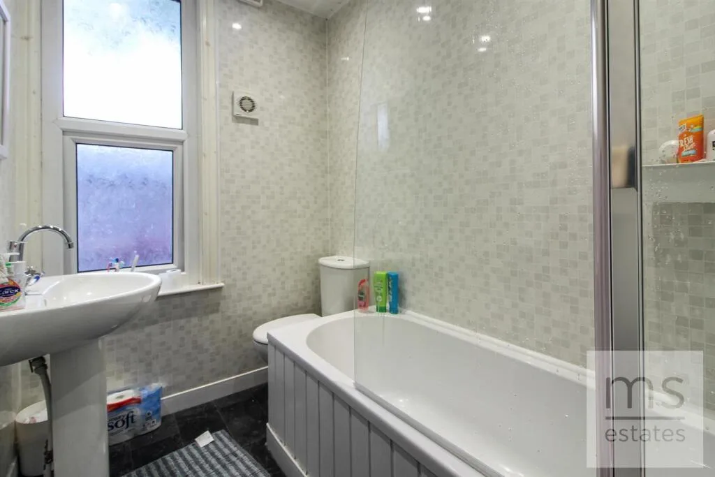 5 bedroom semi-detached house for rent