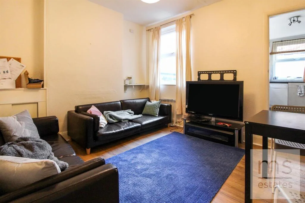 5 bedroom semi-detached house for rent