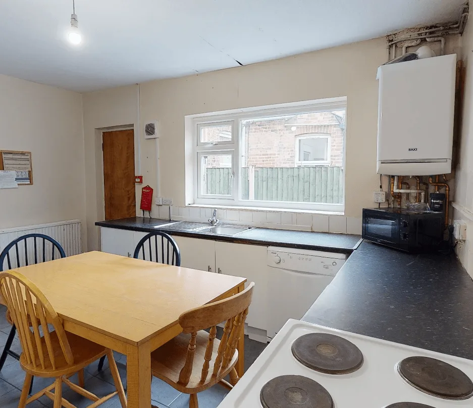 5 bedroom semi-detached house for rent