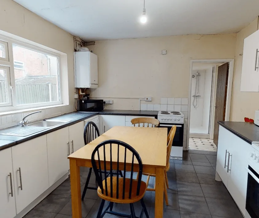 5 bedroom semi-detached house for rent