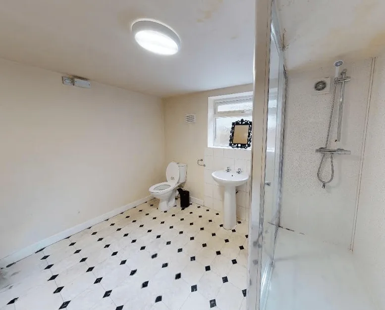 5 bedroom semi-detached house for rent