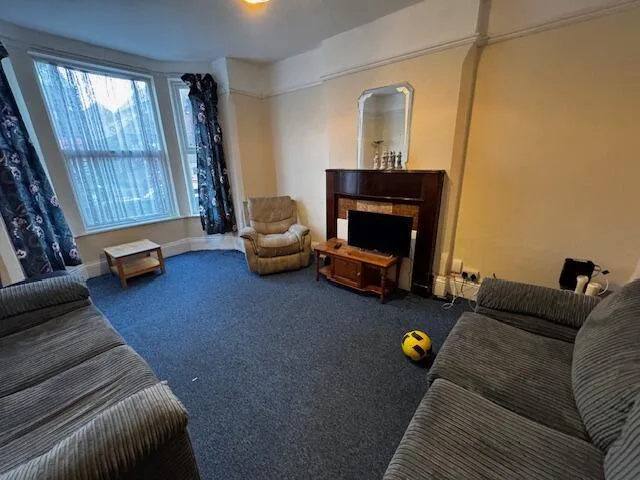 5 bedroom semi-detached house for rent