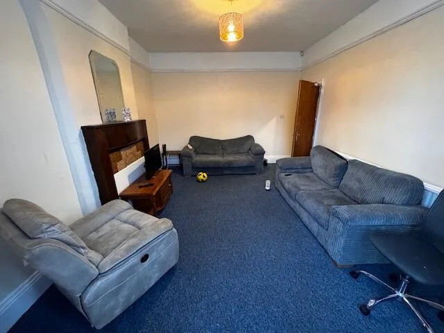 5 bedroom semi-detached house for rent