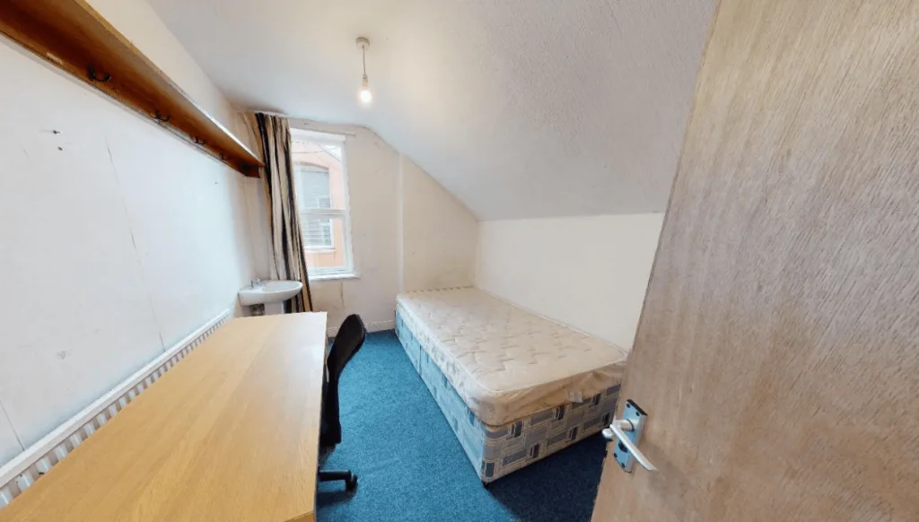 5 bedroom semi-detached house for rent