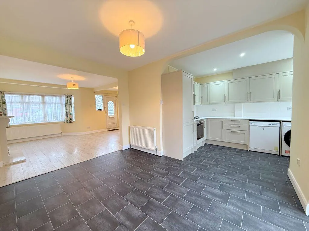 3 bedroom semi-detached house for rent