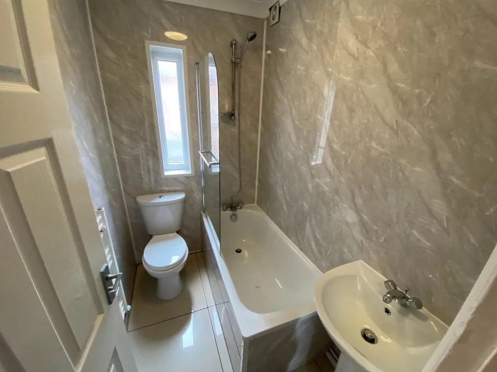 4 bedroom end of terrace house for rent