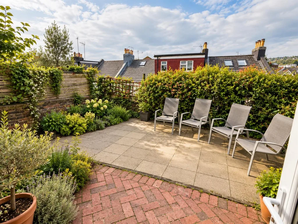 6 bedroom terraced house for rent