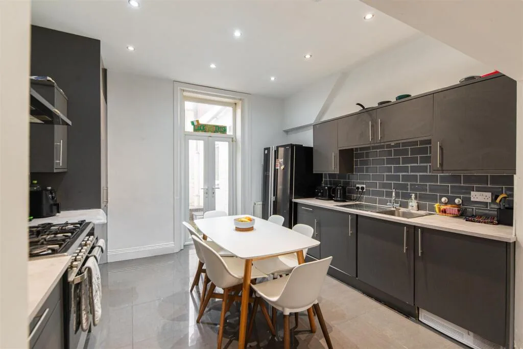 6 bedroom terraced house for rent