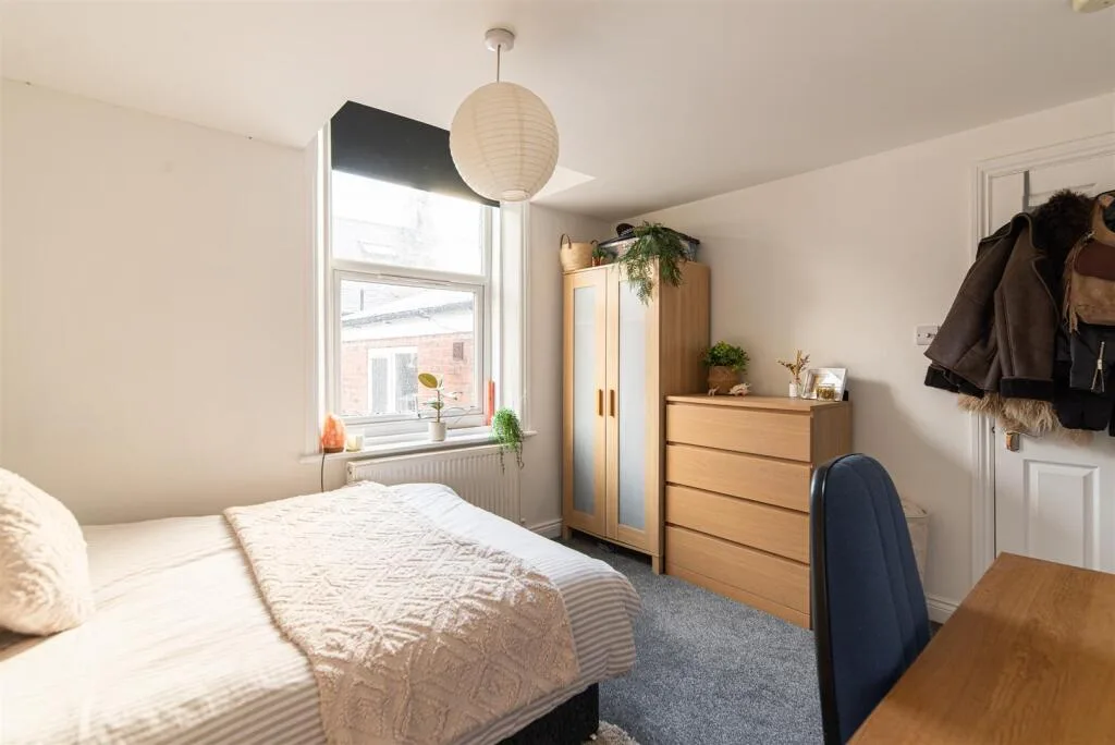 6 bedroom terraced house for rent
