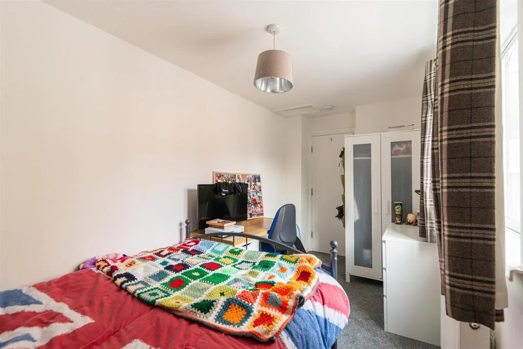 6 bedroom terraced house for rent