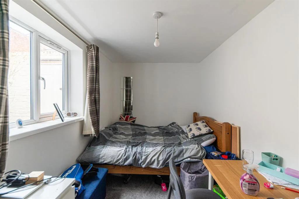 6 bedroom terraced house for rent