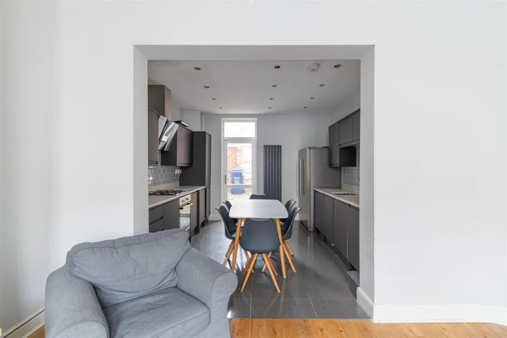 6 bedroom terraced house for rent