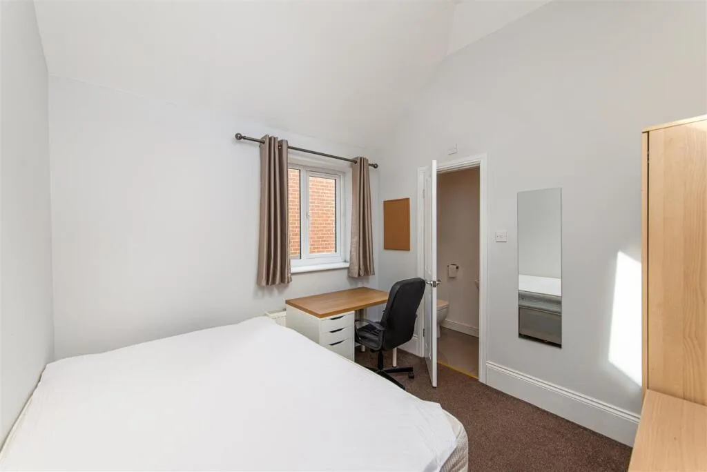 6 bedroom terraced house for rent