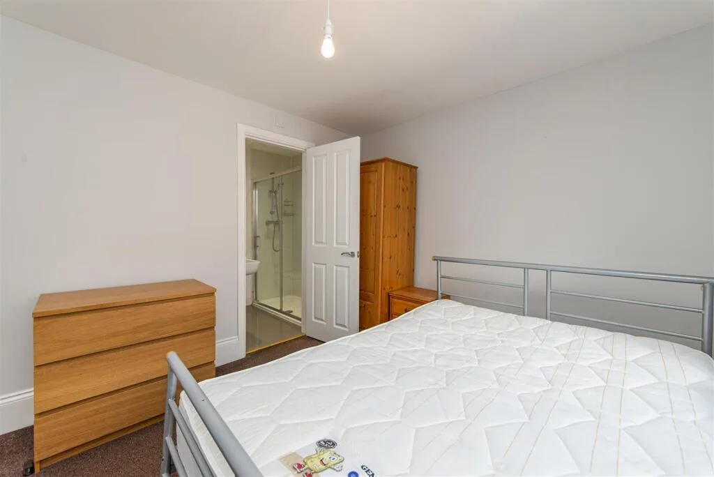 6 bedroom terraced house for rent