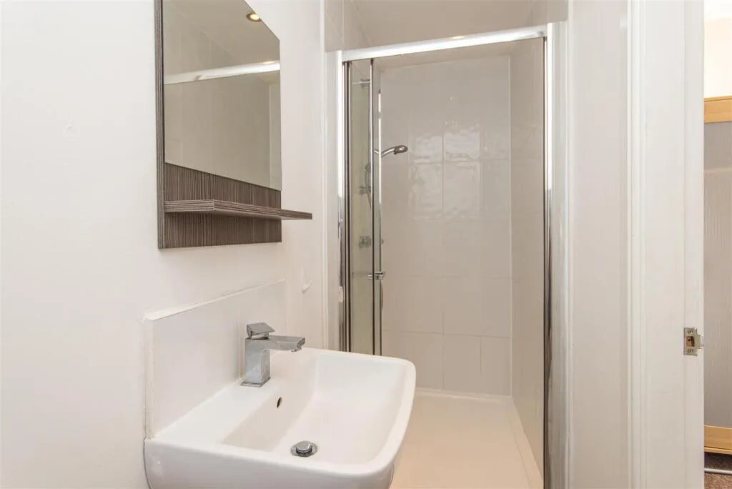 6 bedroom terraced house for rent