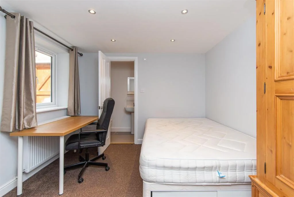 6 bedroom terraced house for rent