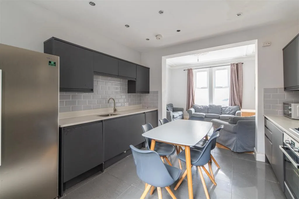 6 bedroom terraced house for rent