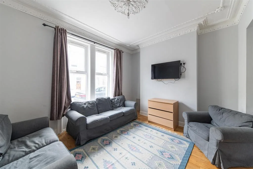 6 bedroom terraced house for rent