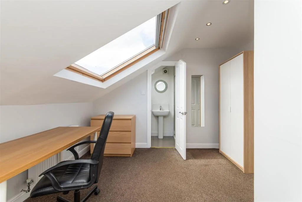 6 bedroom terraced house for rent