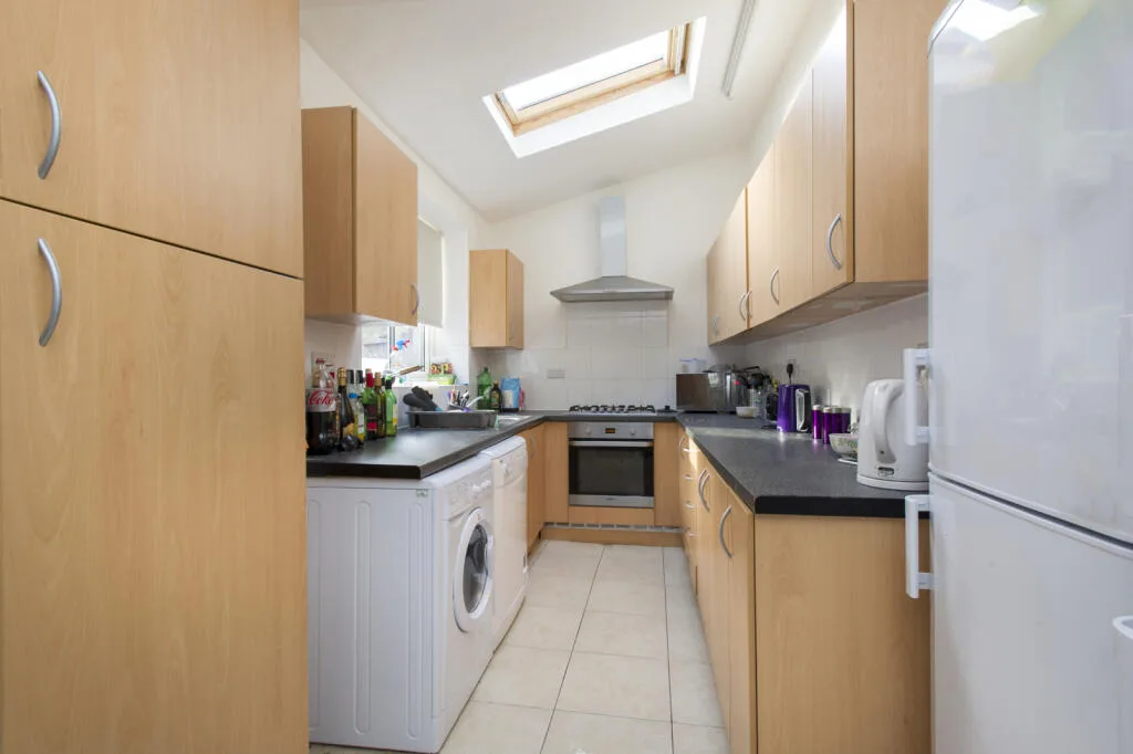 6 bedroom end of terrace house for rent