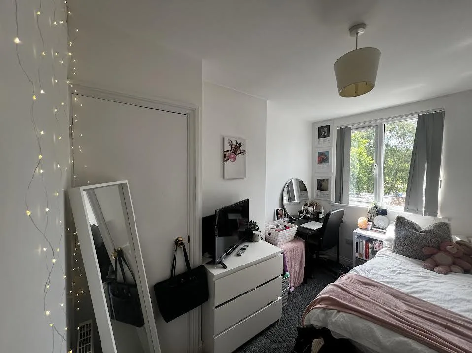 6 bedroom end of terrace house for rent