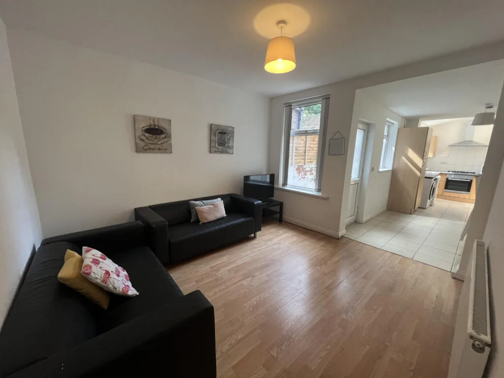 6 bedroom end of terrace house for rent