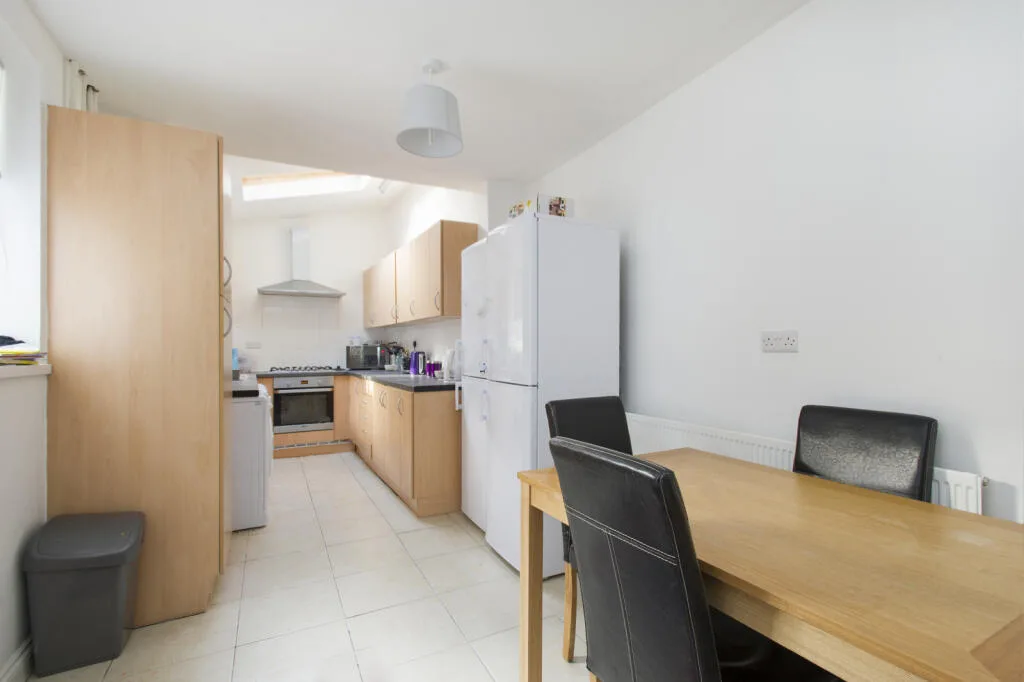 6 bedroom end of terrace house for rent