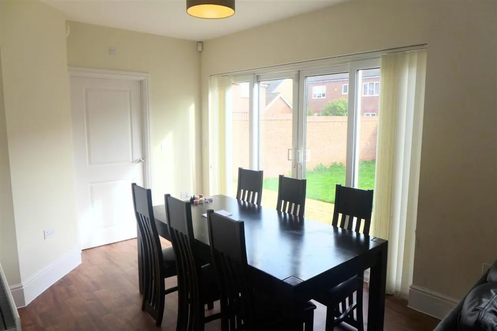 5 bedroom detached house for rent