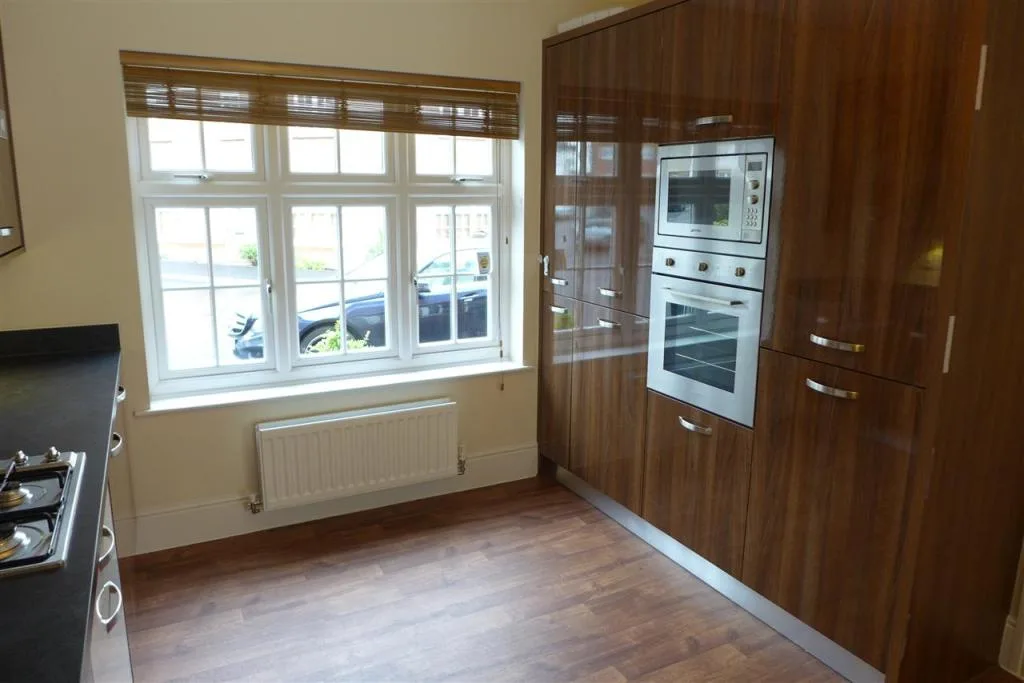 5 bedroom detached house for rent
