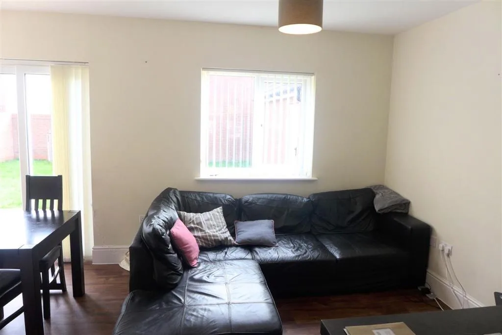 5 bedroom detached house for rent