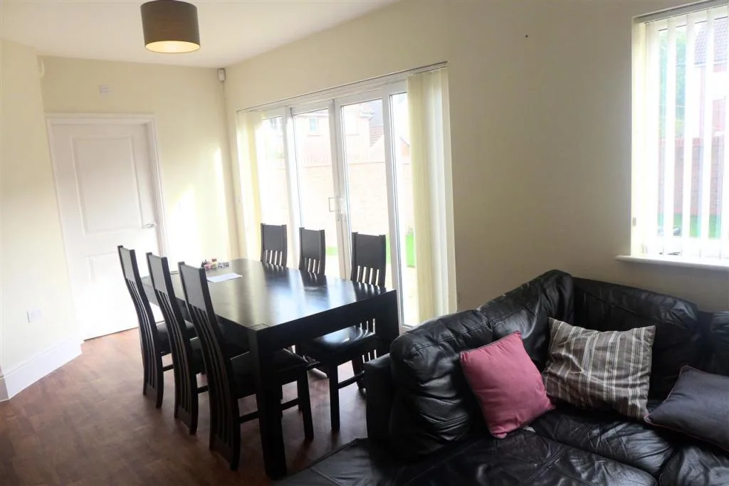 5 bedroom detached house for rent