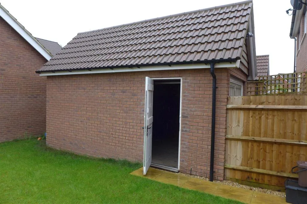 5 bedroom detached house for rent